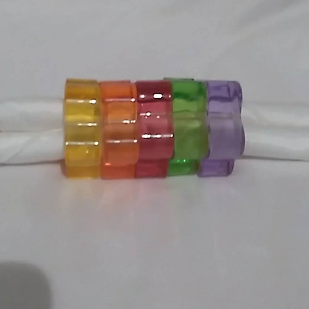 Crate & Barrel Lucete Multi Color Daisy Napkin Rings Set Of 5 (B5)